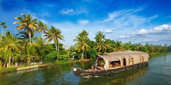 Alleppey-Backwaters-best-travel-agency-for-Alleppey-India-trip-with-car-and-driver