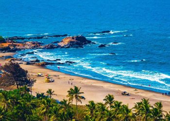 Calangute-Beach-best-travel-agency-for-Goa-India-trip-with-car-and-driver