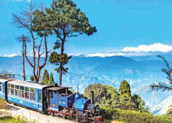 Darjeeling-Himalayan-Railway-(Toy-Train)-best-travel-agency-for-Darjeeling-India-trip-with-car-and-driver
