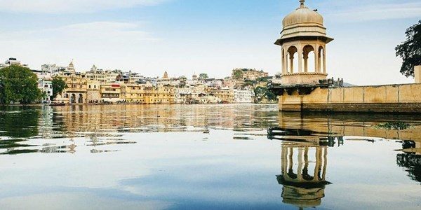 Lake-Pichola-best-travel-agency-for-Udaipur-India-trip-with-car-and-driver