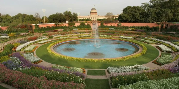 Mughal-Gardens-best-travel-agency-for-Srinagar-India-trip-with-car-and-driver