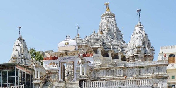 jagdish-temple-best-travel-agency-for-Udaipur-India-trip-with-car-and-driver