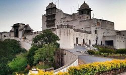 sajjangarh-best-travel-agency-for-Udaipur-India-trip-with-car-and-driver